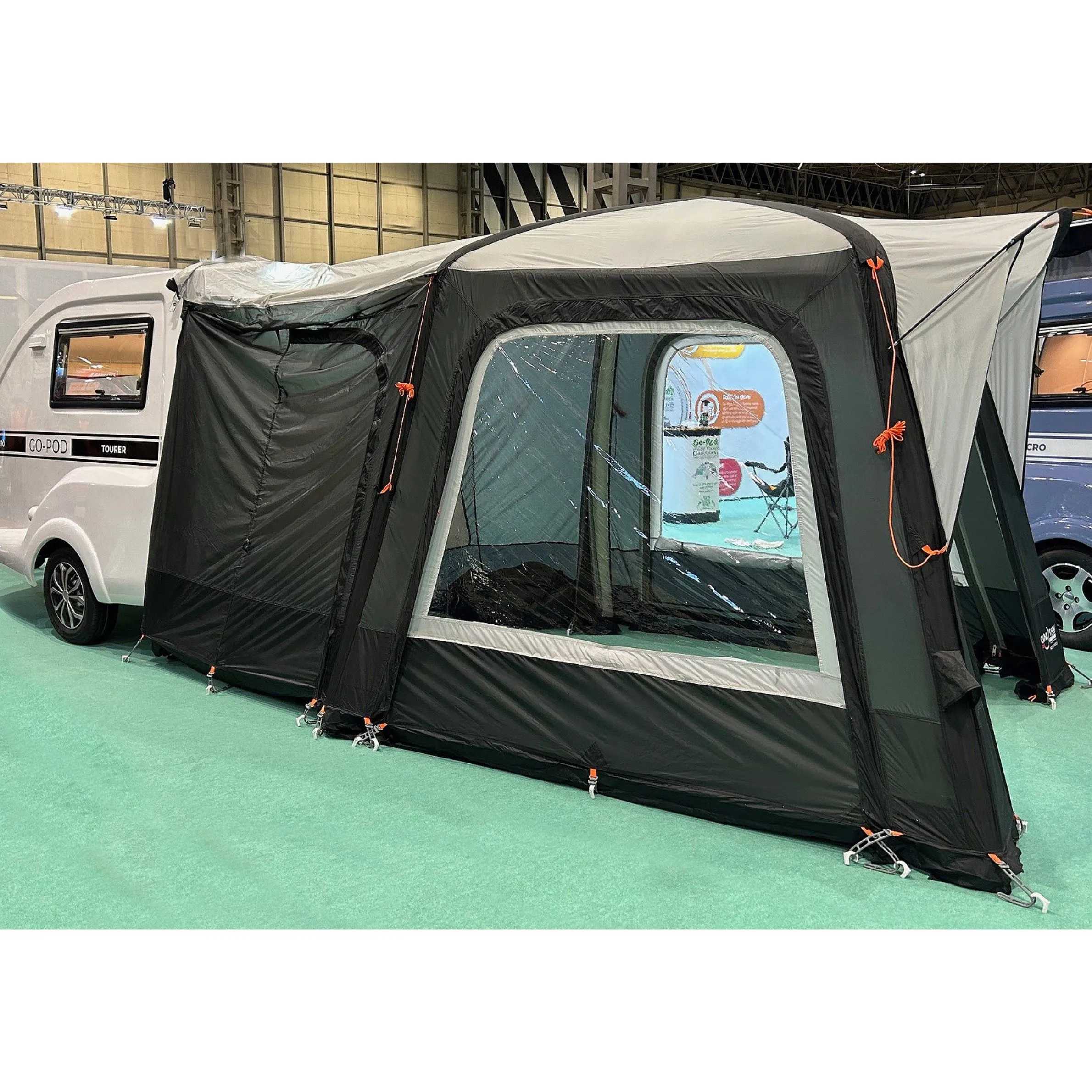 The Moto Tudor is a masterclass in versatile design, solving a common headache for van owners by being fully compatible with both barndoor and tailgate configurations.